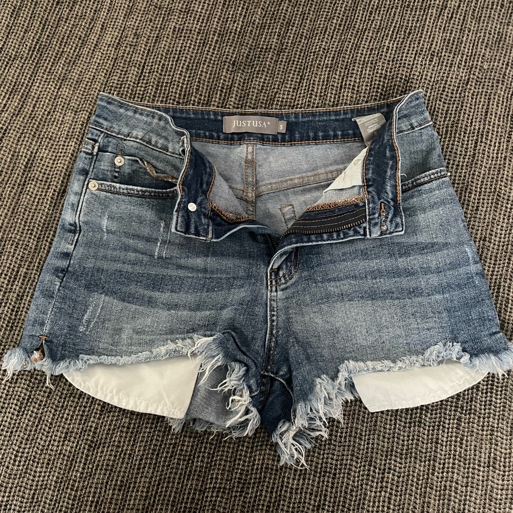 Lightly worn high waisted jeans shorts. Sz small (26/27)